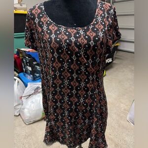 Torrid Black and Brown Geometric Short Sleeve Top with zip in back
